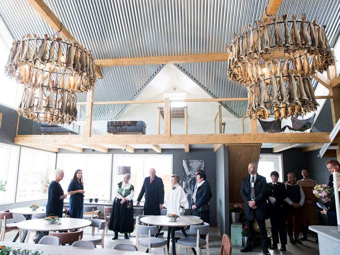 Kongeparet besøker Anitas sjømat i utestua på Sakrisøy i Lofoten. Her møtte de innehaver Anita Gylseth, og Mia Constanse Figenschou Gylseth. Foto: Berit Roald / NTB scanpix